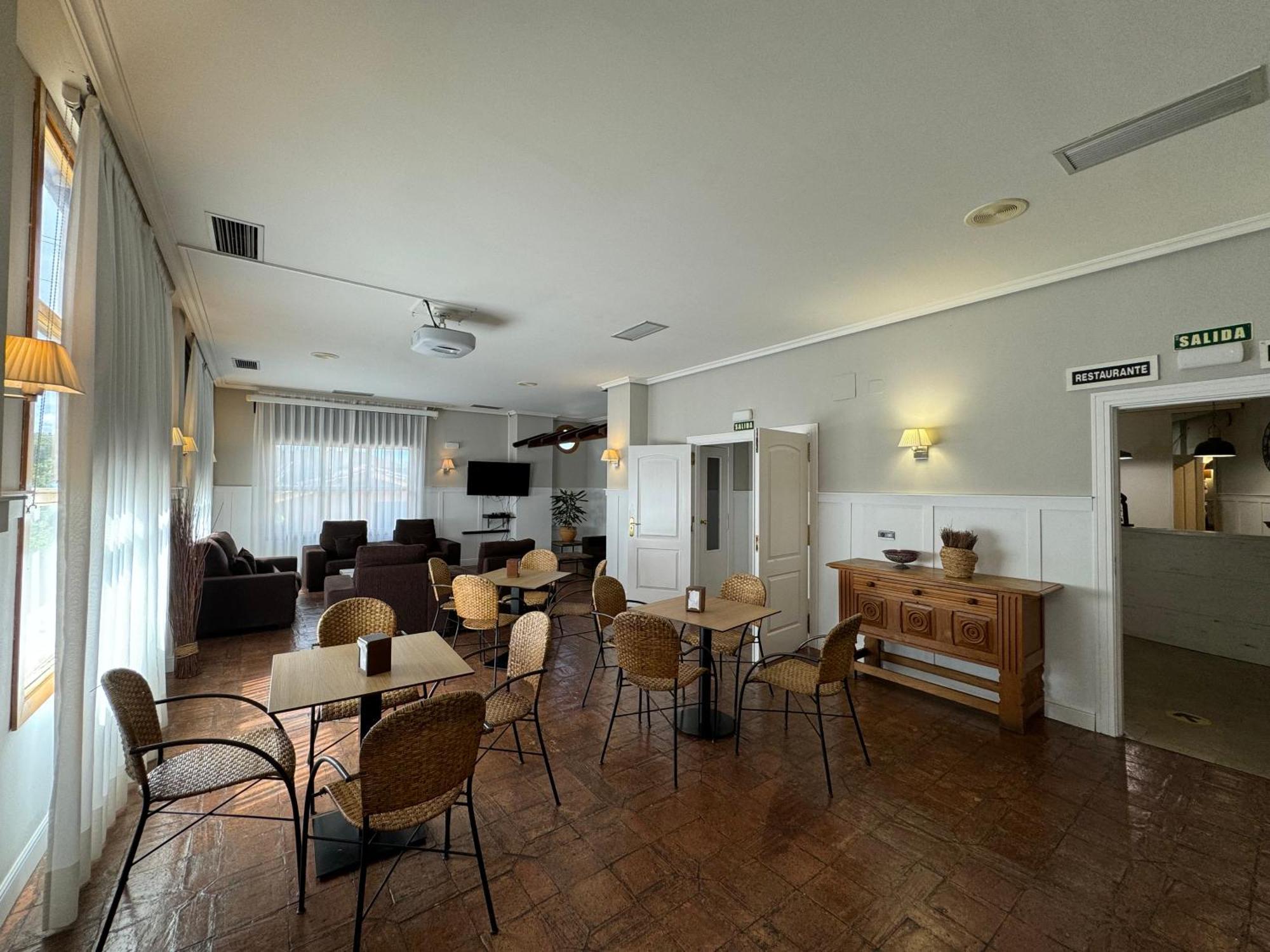 Hotel Jakue Puente la Reina Екстериор снимка