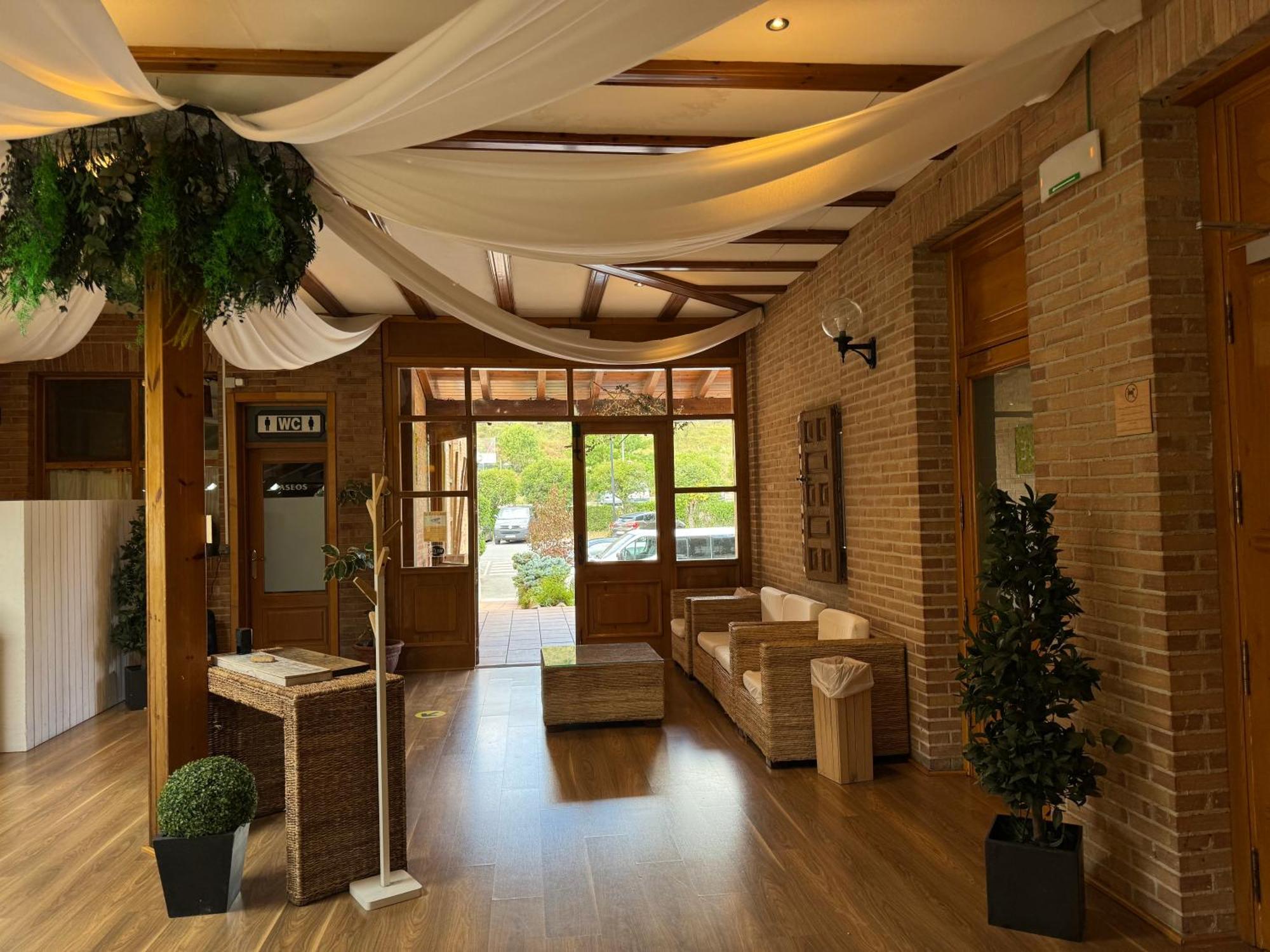 Hotel Jakue Puente la Reina Екстериор снимка