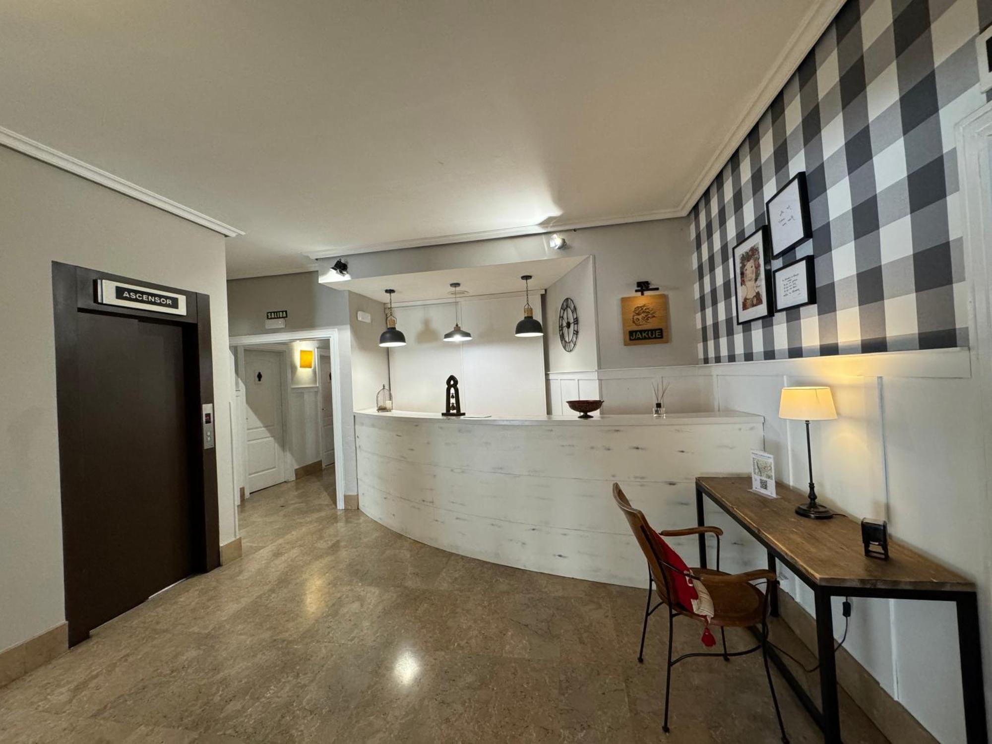 Hotel Jakue Puente la Reina Екстериор снимка