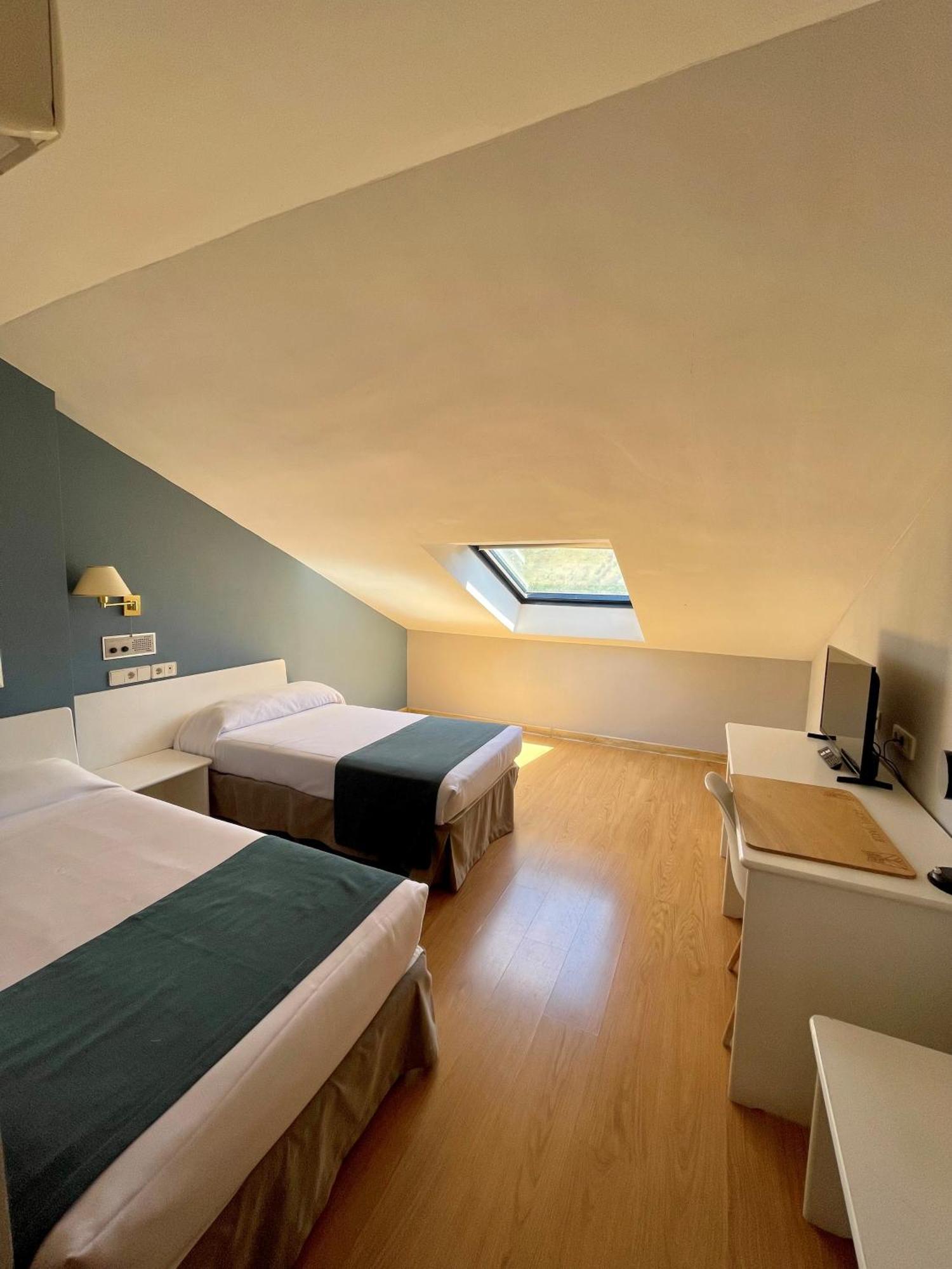 Hotel Jakue Puente la Reina Екстериор снимка