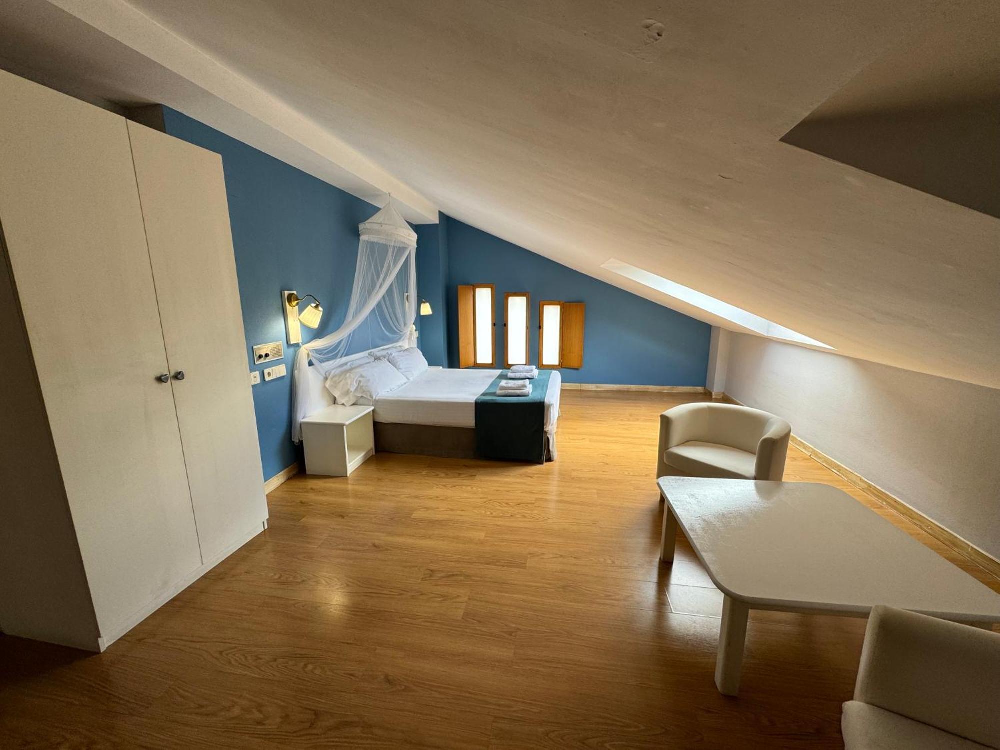 Hotel Jakue Puente la Reina Екстериор снимка