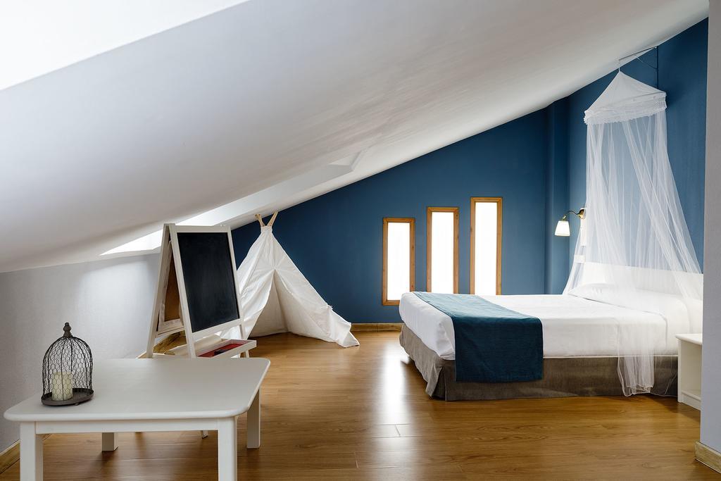 Hotel Jakue Puente la Reina Екстериор снимка