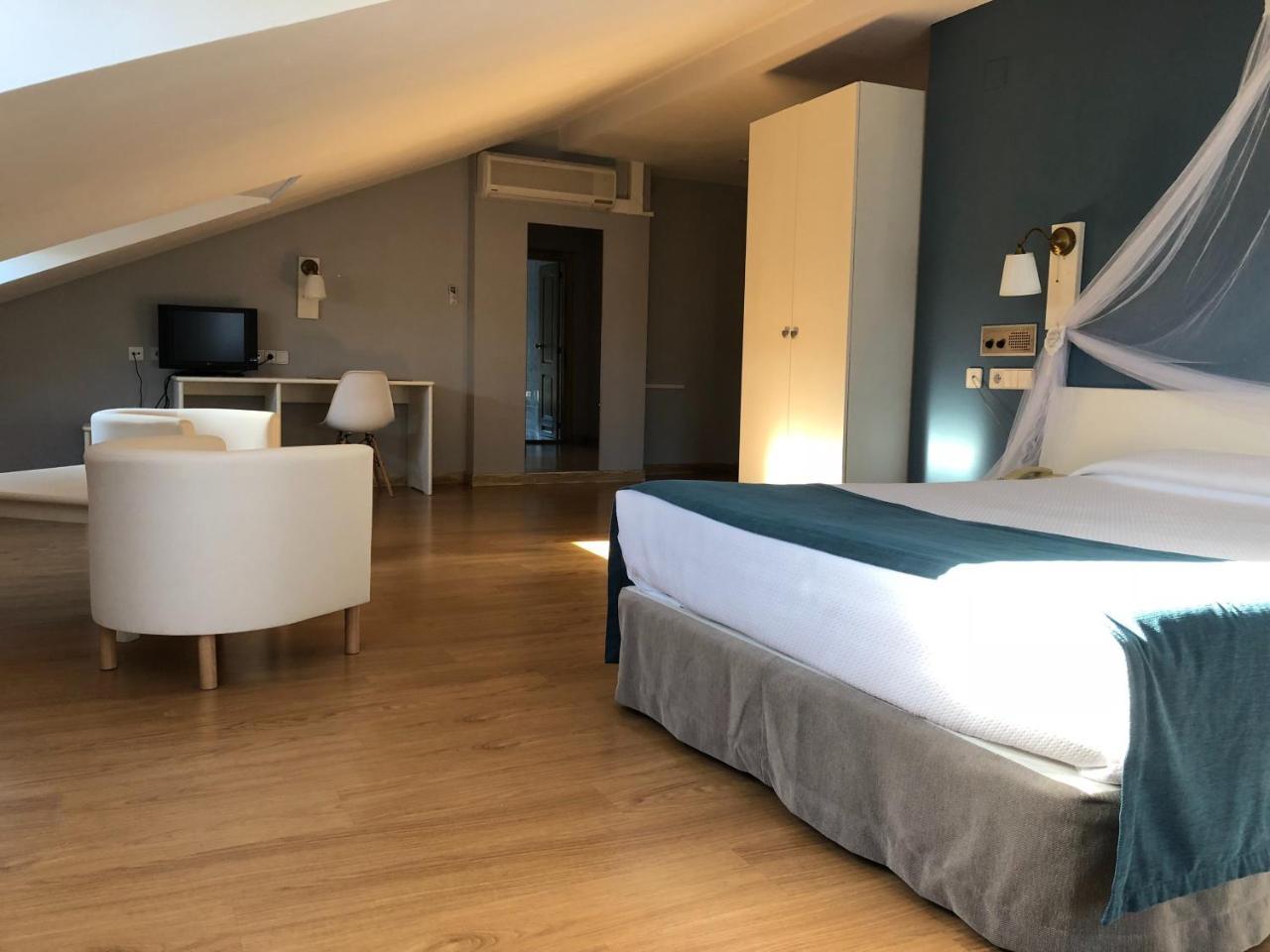 Hotel Jakue Puente la Reina Екстериор снимка