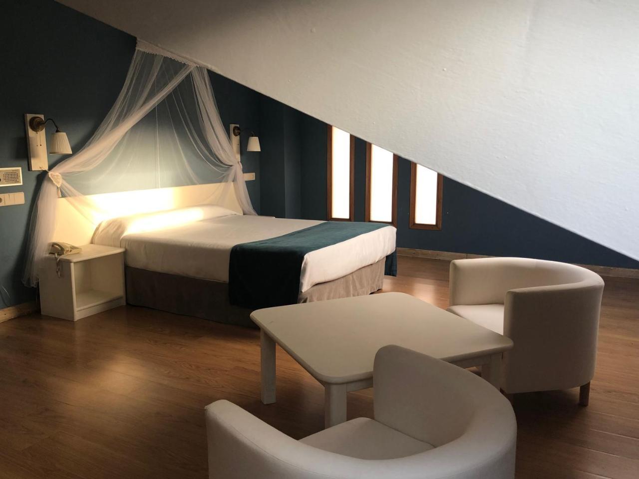 Hotel Jakue Puente la Reina Екстериор снимка